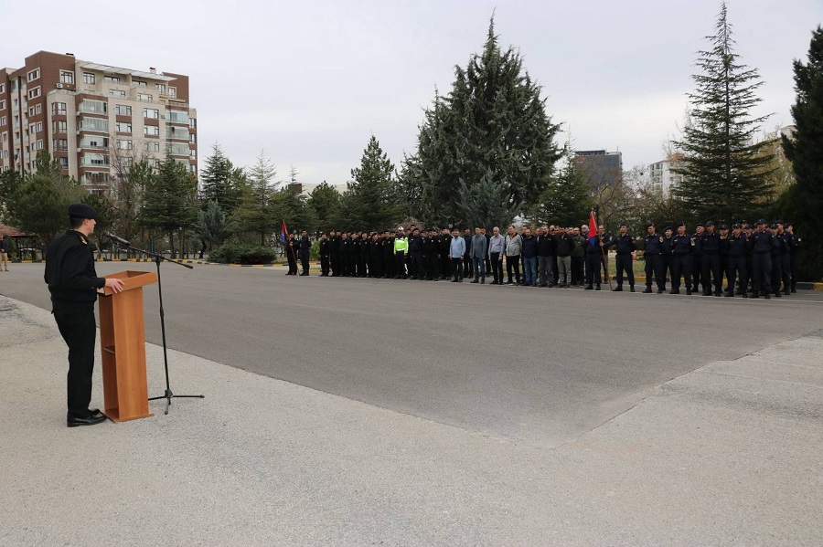 İl Jandarma Komutanı J. Alb. Hasan ACAR İl Jandarma personeliyle bayramlaşarak sağlıklı ve huzurlu bir bayram geçirmeleri temennisinde bulundu.